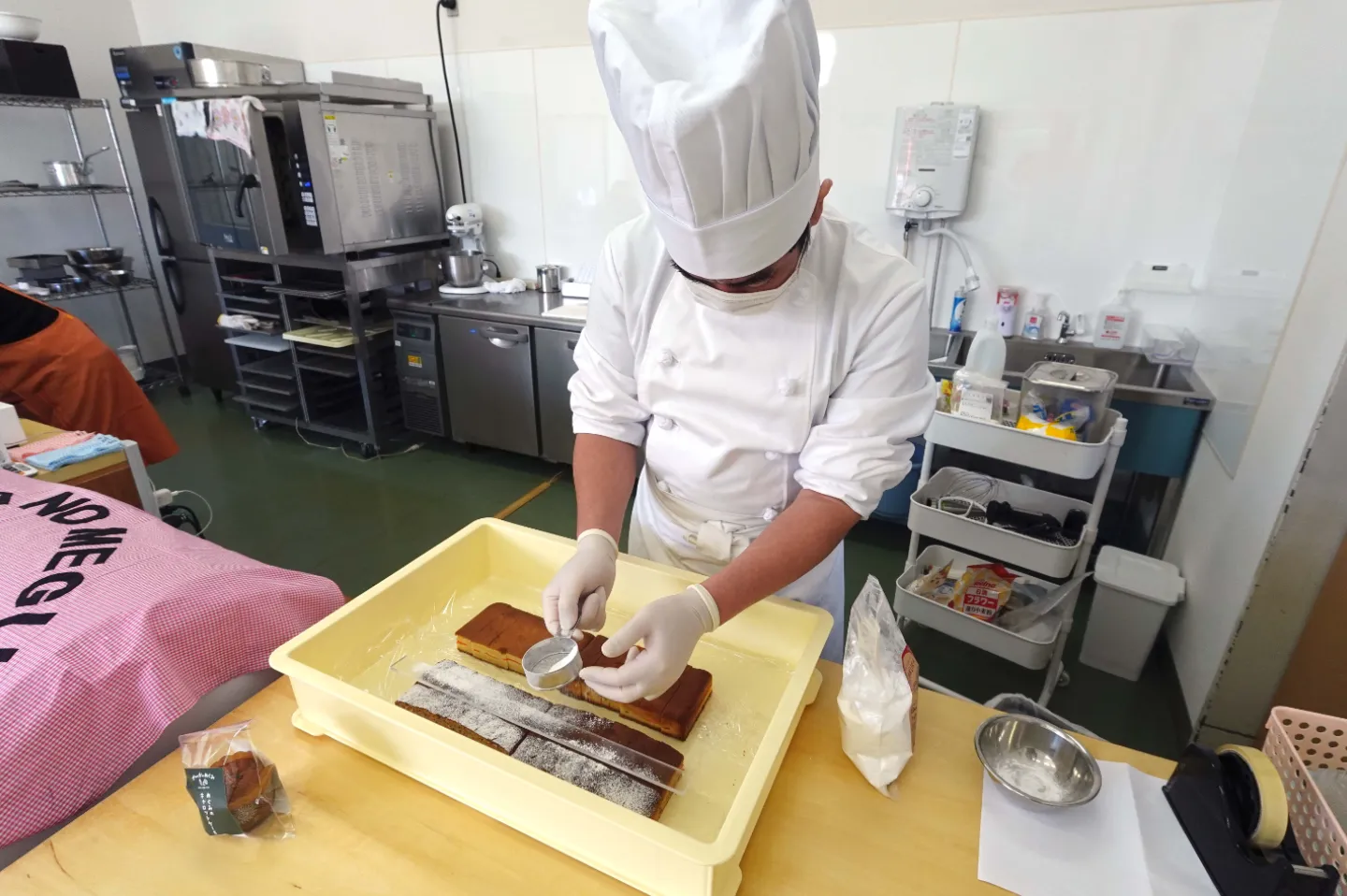 パティシエが有機人参のキャロットケーキを丁寧に作り込み